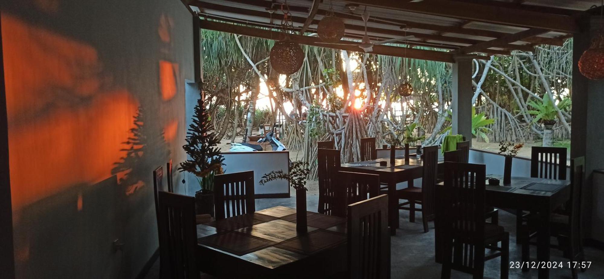 Ravana - Beach Cabanas Хиккадува Экстерьер фото